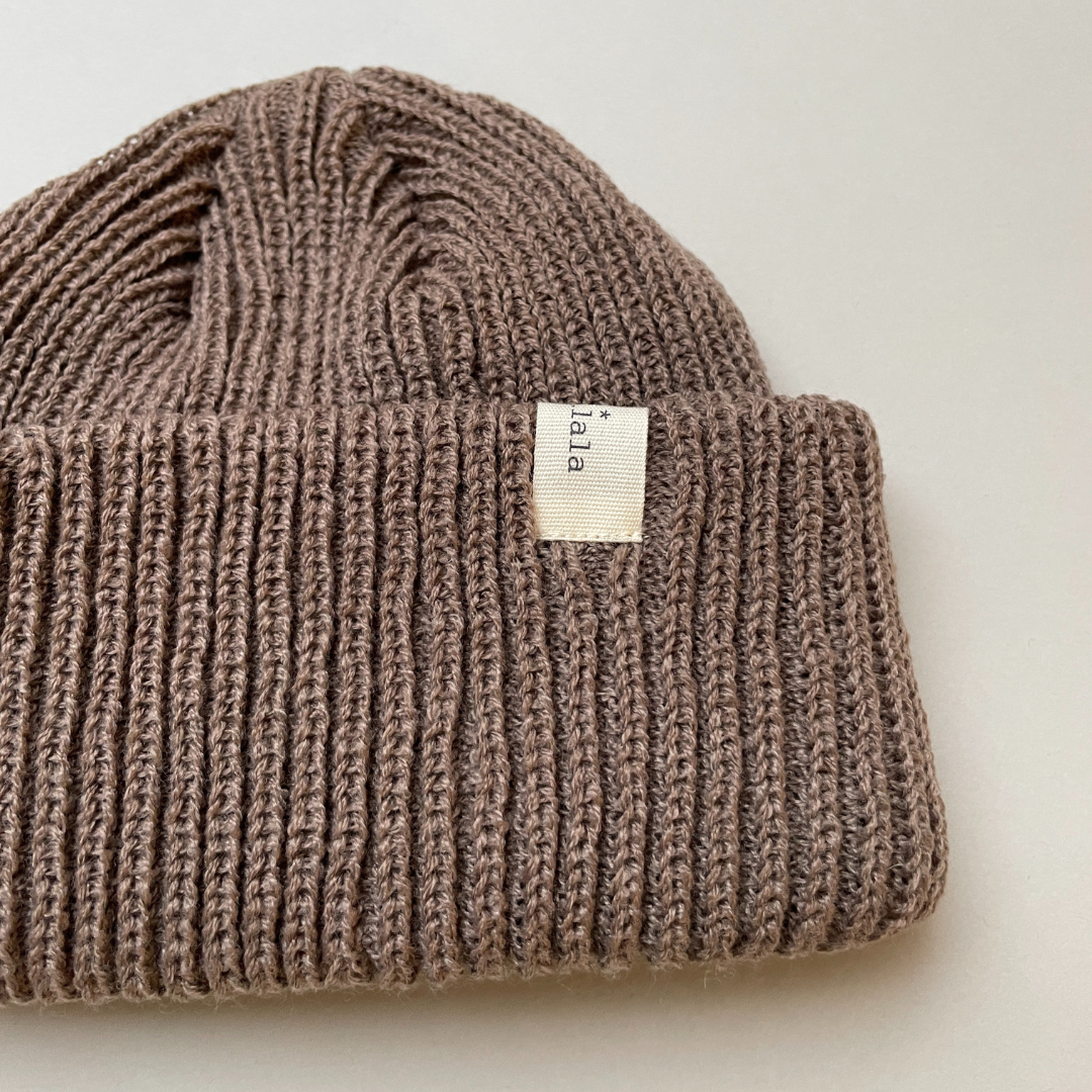 knitted beanie - dark beige