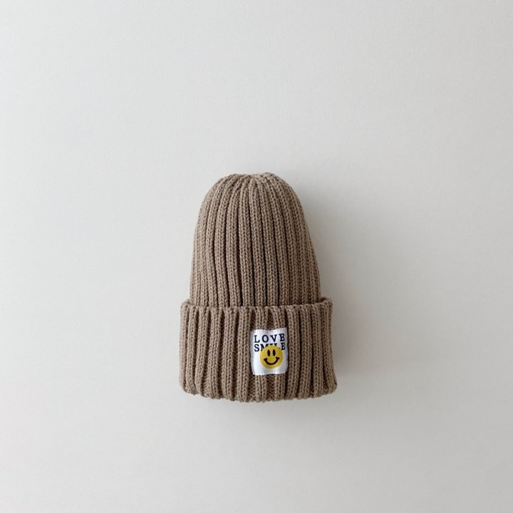 knitted smiley beanie - chocolate